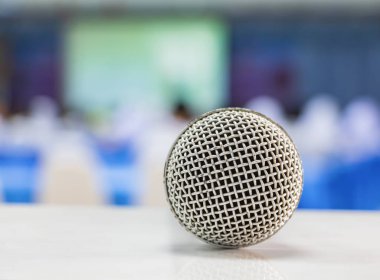 Konferansta mikrofonu kapatan kablosuz kablosuz eski masada 