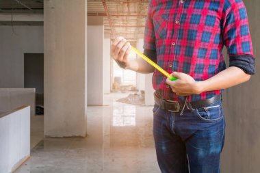 mühendisin el inşaat bant ölçüsü tutuyor 