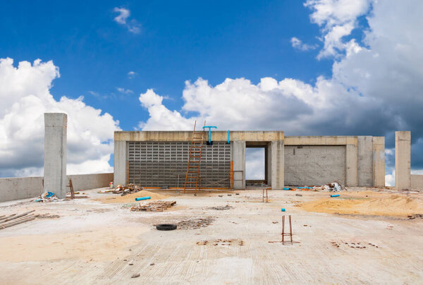 Высокое здание и небосвод
