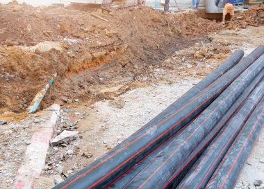 Yığın boruları siyah tamir suyu yere.