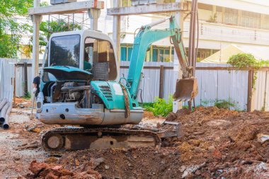 Küçük kazıcı kazı alanı inşaatında çalışıyor.