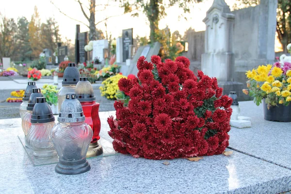 Některé Lucerny Kytice Červené Chryzantémama Hrob — Stock fotografie