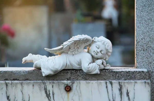 Pequena Estátua Anjo Branco Adormecido Lápide Cemitério — Fotografia de Stock