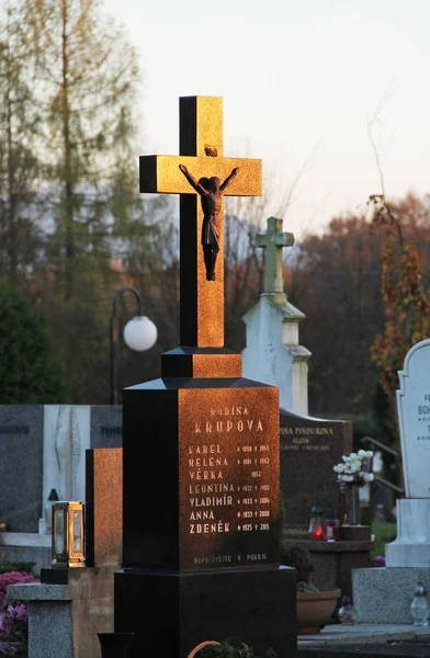 Черный Крест Иисусом Кладбище Вечернем Свете Фридек Мистеке Чехия Ноября — стоковое фото