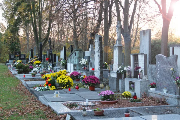 Hroby Zdobí Lucerny Květiny Věnce Večer Hřbitově Frýdek Místek Česká — Stock fotografie