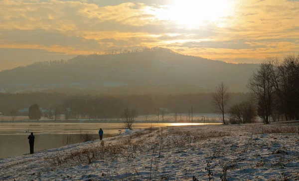 Пейзаж Низкими Горами Закате Зимой Чехия — стоковое фото