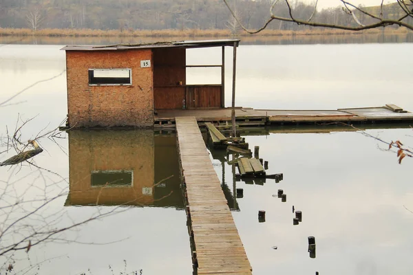 Bizarre Chalet Post Apo Avec Passerelle Étroite Sur Étang Hermanicky — Photo