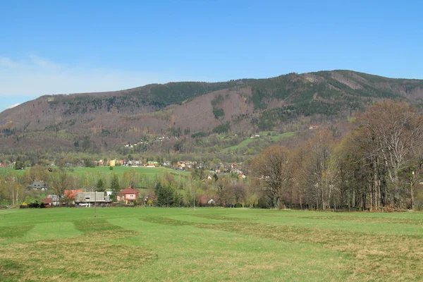 Krajobraz Wzgórz Niektóre Domy Domki Słoneczny Wiosenny Dzień Beskidy Czechy — Zdjęcie stockowe