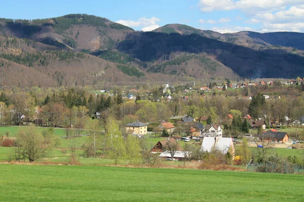 Paisaje Con Colinas Algunas Casas Rurales Casas Campo Soleado Día —  Fotos de Stock