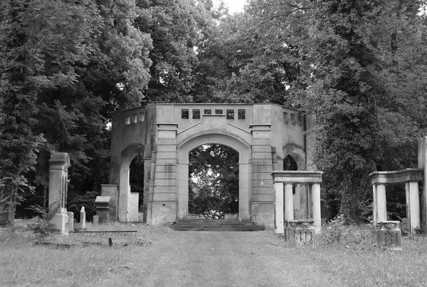 Zwart Wit Foto Van Sommige Grafstenen Ruïne Van Het Gebouw — Stockfoto