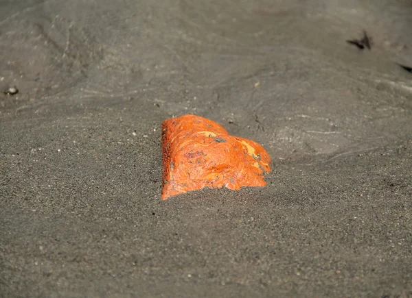 粘性土でハートの形をしたオレンジ色の石 — ストック写真