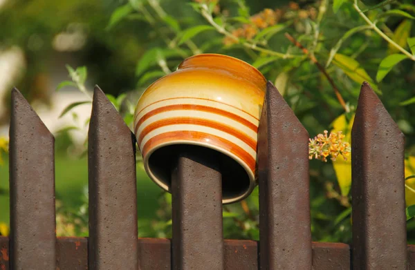 Kubek Ceramiczny Szczycie Ogrodzenia Ogrodzie — Zdjęcie stockowe