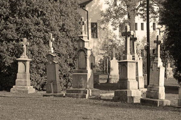 Foto Ocre Lápidas Antiguas Cementerio Ostrava Hrabova República Checa —  Fotos de Stock