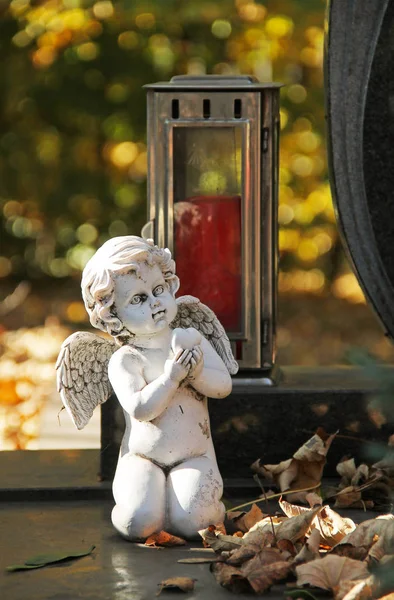 Anjo Branco Lanterna Vermelha Sepultura Cemitério Outono — Fotografia de Stock