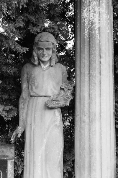 Estátua Velha Mulher Olhando Assustador Cemitério Preto Branco Frydek Mistek — Fotografia de Stock