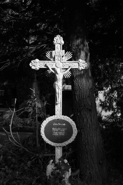 Černo Bílé Fotografie Starých Bílý Kříž Ježíšem Rozdíl Stíny Hřbitov — Stock fotografie