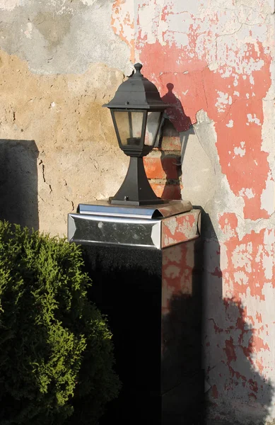 Linterna Negra Vieja Pared Astillada Cementerio — Foto de Stock