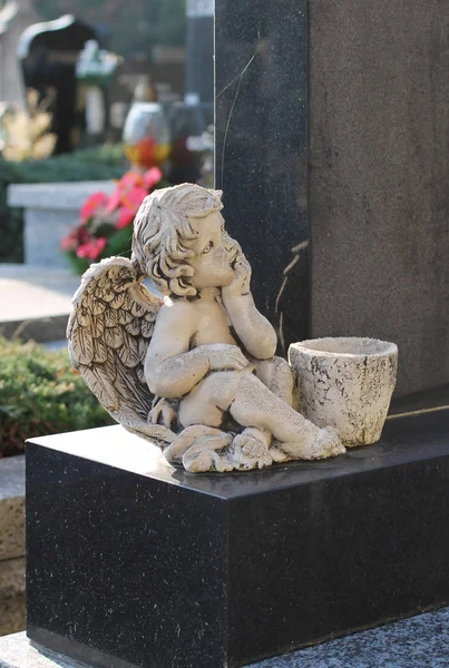 Estátua Anjinho Cemitério — Fotografia de Stock