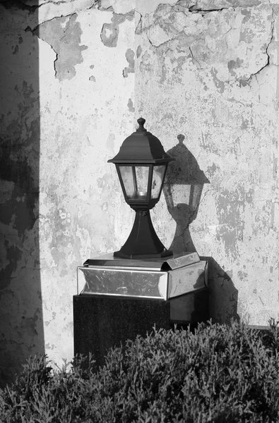 Lantern Old Chipped Wall Cemetery Black White — Stock Photo, Image