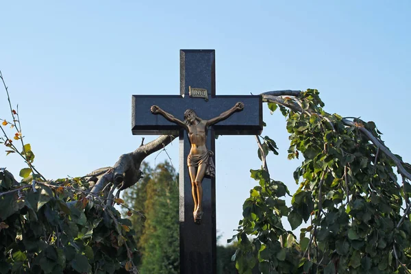 Gamla Kors Med Jesus Och Vissa Grenar Ett Träd Kyrkogården — Stockfoto