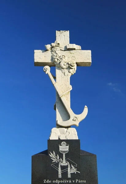 Vecchia Croce Bianca Con Ancora Sul Cimitero Contrasto Con Cielo — Foto Stock