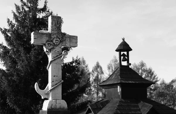 Bela Cruz Branca Velha Com Uma Âncora Torre Capela Cemitério — Fotografia de Stock