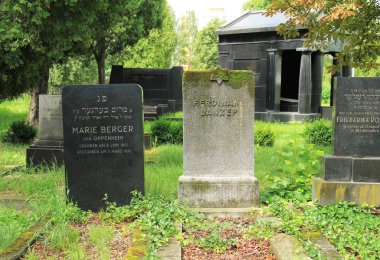 eski mezar taşları üzerinde Yahudi mezarlığı Frydek Mistek, Çek Cumhuriyeti