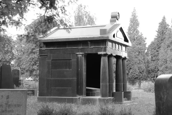 Foto Blanco Negro Una Hermosa Tumba Antigua Cementerio Judío Frydek —  Fotos de Stock