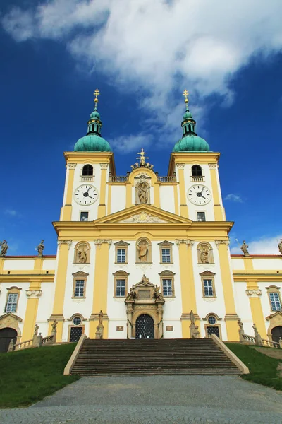 Szép Fehér Sárga Bazilika Olomouc Fenyegető Égre Cseh Köztársaság — Stock Fotó