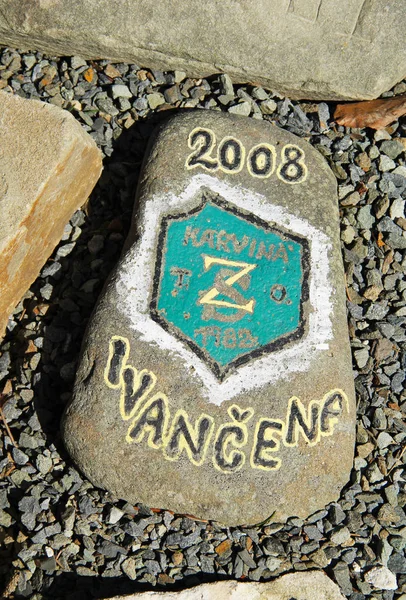 在捷克贝斯基迪山区的伊万塞纳纪念碑上画了纪念石 — 图库照片
