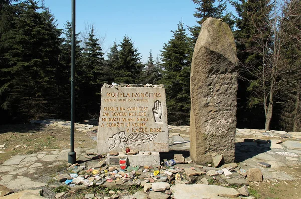 스카우트 Beskydy 공화국 동안에 Ivancena 살해의 메모리에 기념비 — 스톡 사진