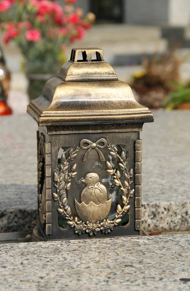 Lanterna Com Escultura Páscoa Cemitério — Fotografia de Stock