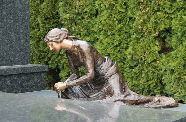 Estátua Mulher Luto Cemitério Hodonovice República Checa — Fotografia de Stock
