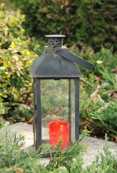 老灯笼与燃烧的红色蜡烛在公墓 — 图库照片