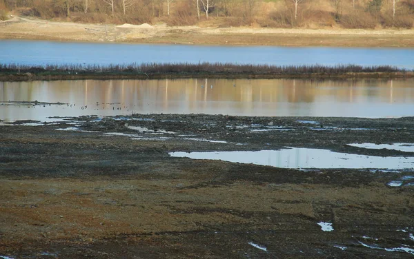 烘干水坝 Olesna 部分透露泥泞的底部和在平静的表面反射 捷克共和国 — 图库照片