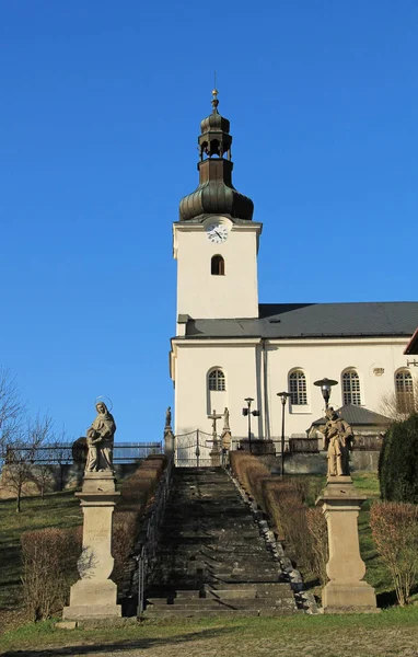 Igreja Branca Agradável Esculturas Velhas Nas Escadas Para Ele Bruzovice — Fotografia de Stock