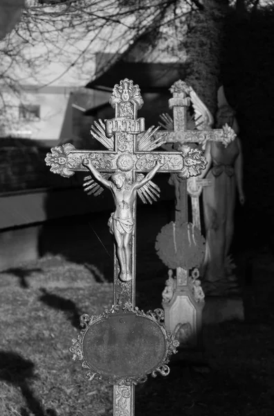 在捷克塞迪斯特的墓地上的黑色和白色的老十字架 — 图库照片