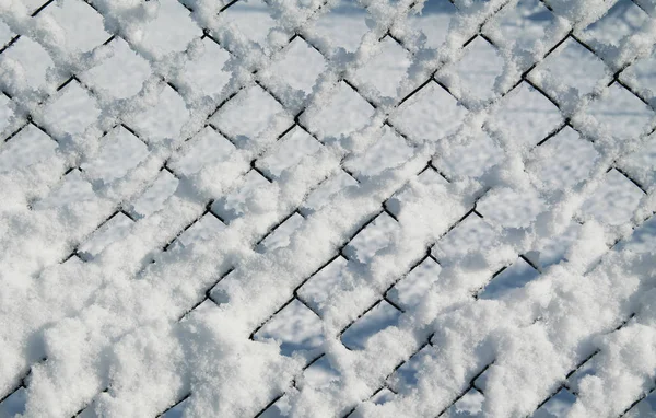 在冬天被大量的雪覆盖的栅栏的细节 — 图库照片