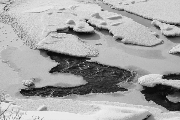Μαύρο Και Άσπρο Φωτογραφία Του Πάγου Στον Ποταμό Κατεψυγμένα Χειμώνα — Φωτογραφία Αρχείου