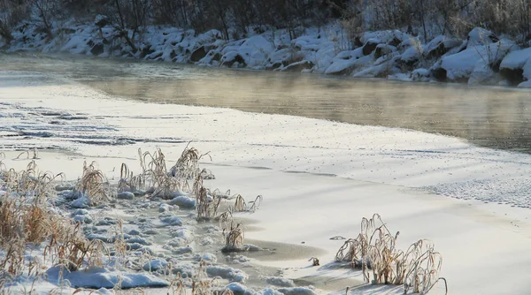 Rivière Partiellement Gelée Vapeur Dessus Son Niveau Hiver — Photo