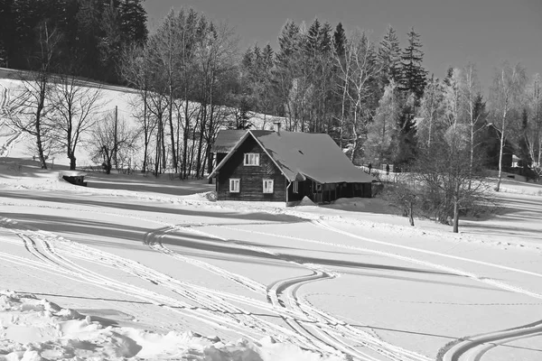 Schwarz Weiß Foto Einer Alten Holzhütte Auf Der Schneeebene Mit — Stockfoto