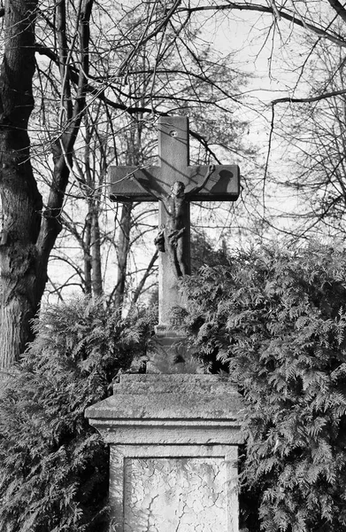 Vieja Cruz Con Jesús Cementerio Blanco Negro — Foto de Stock