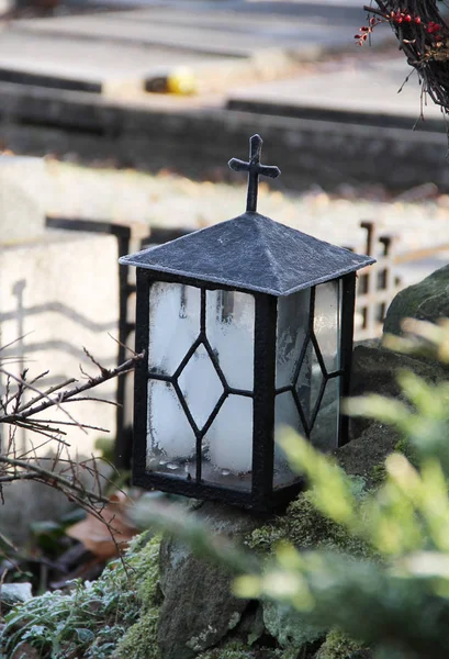 在墓地的冷冻灯笼 — 图库照片