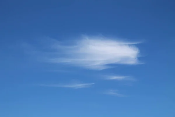 Nuvem Branca Soprou Com Vento Céu Azul — Fotografia de Stock