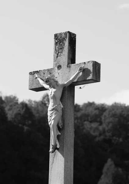 Svartvitt Foto Gamla Kors Med Jesus Med Ett Spindelnät — Stockfoto