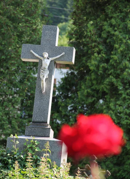 Vieille Croix Avec Jésus Cramoisi Flou Est Levé Premier Plan — Photo