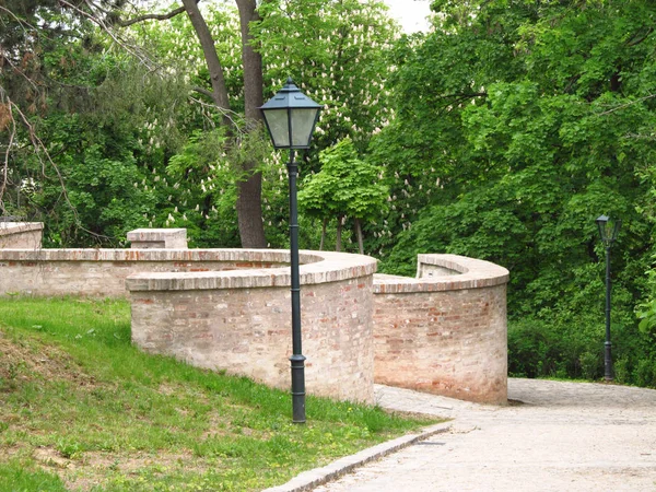Vieja Lámpara Junto Las Paredes Ladrillo Parque Brno República Checa — Foto de Stock
