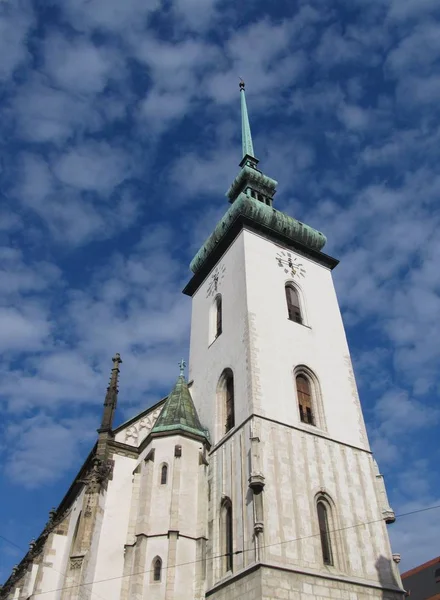 Bela Igreja Branca Brno Agradável Céu Azul Com Algumas Nuvens — Fotografia de Stock
