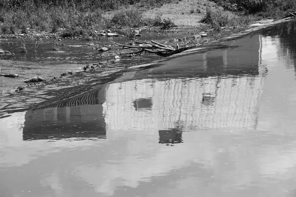 Zwart Wit Foto Van Een Huis Denken Het Wateroppervlak Boven — Stockfoto