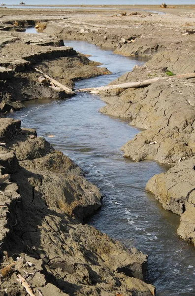 狭いダムの乾燥下に流れる小川 — ストック写真